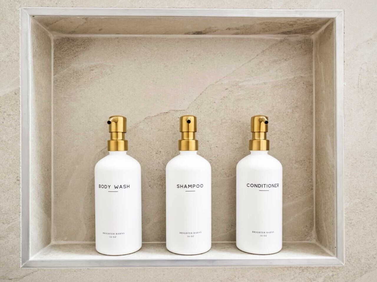 Drie flessen Brightner Barns body wash, shampoo en conditioner in een witte presentatiebak.