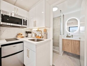 Microwave, stovetop, coffee/tea maker, toaster - Waikiki Skyline Serenity with Mountain Breezes (Honolulu)