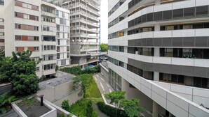Un edificio de varios pisos con un diseño arquitectónico moderno, con balcones y ventanas grandes.