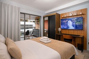 1 bedroom, desk, iron/ironing board, WiFi - Modern Studio in Pinheiros • Near Fradique Coutinho Metro (São Paulo)