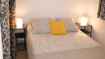 1 habitación, tabla de planchar con plancha y ropa de cama