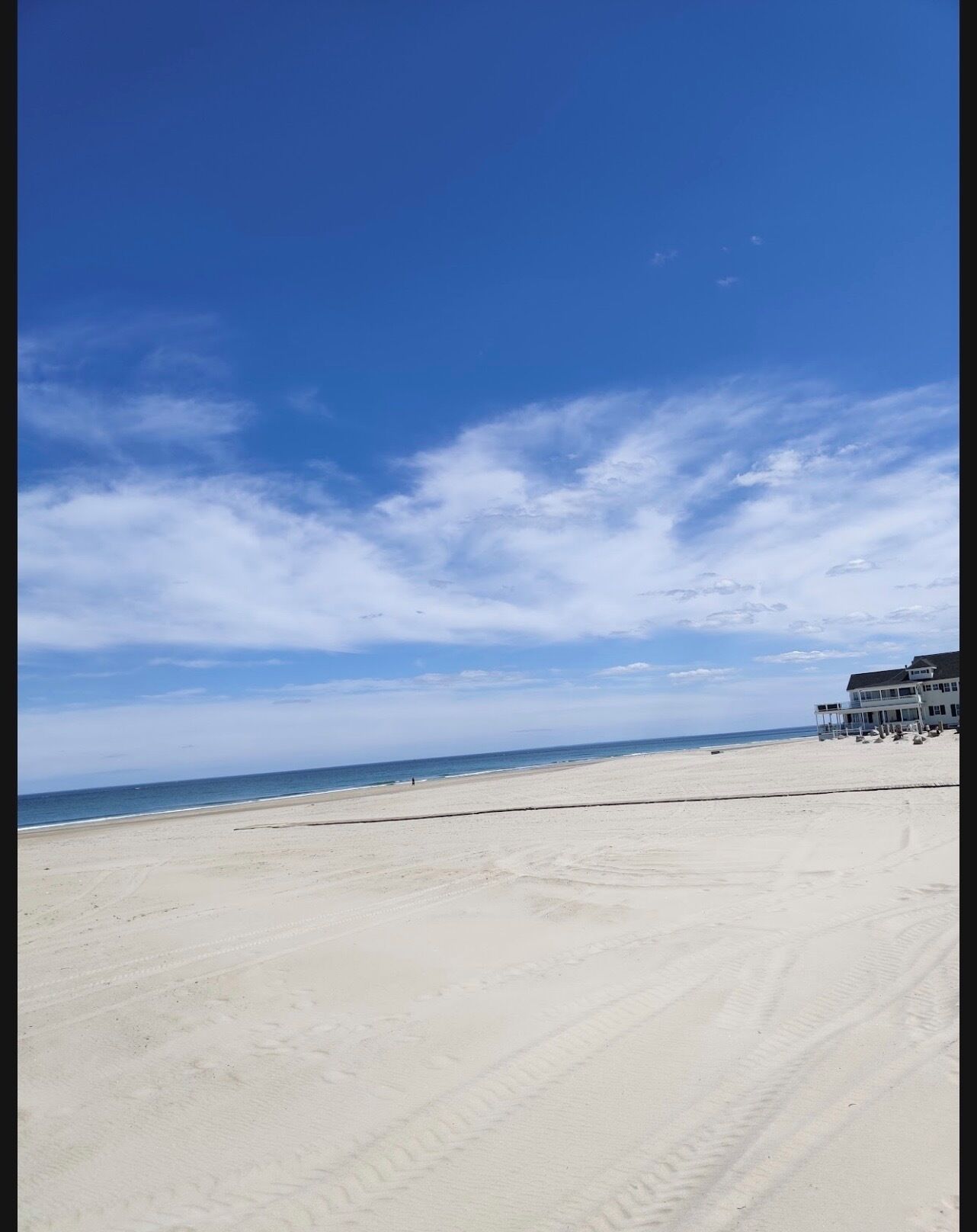 Beach nearby, sun loungers, beach towels