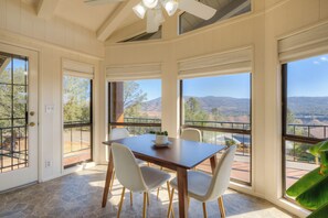 Dining - Lake Oroville Luxury Bungalow w/Panoramic Marina Views 3 Beds 3 Baths Sleeps 10 (Oroville)