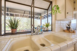 Bathroom - Lake Oroville Luxury Bungalow w/Panoramic Marina Views 3 Beds 3 Baths Sleeps 10 (Oroville)