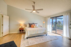 Room - Lake Oroville Luxury Bungalow w/Panoramic Marina Views 3 Beds 3 Baths Sleeps 10 (Oroville)