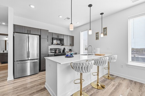 Fountain Sq. 2BR  WiFi + Near DT Sleeps 6