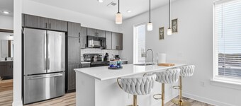 Fountain Sq. 2BR  WiFi + Near DT Sleeps 6