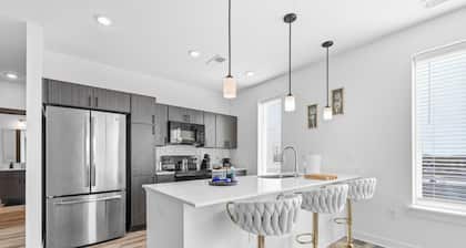 Fountain Sq. 2BR WiFi + Near DT Sleeps 6