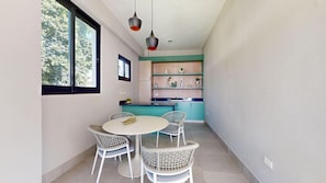 Appartement Luxe, balcon, vue montagne | Restauration