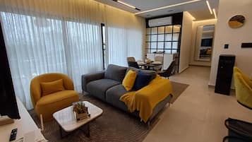 Luxe appartement, balkon, uitzicht op bergen | Woonruimte