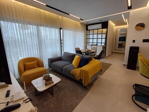 Luxury-Apartment, Balkon, Bergblick | Wohnbereich