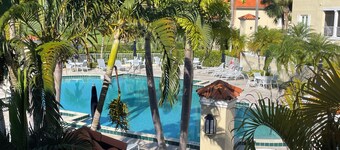 Pied-Ă -Terre in quaint Vero Beach, Fl including Private Club Membership