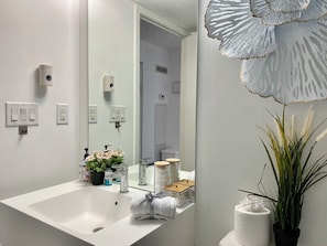 Bathroom - Comfortable 1 Bedroom Apartment at Prime Toronto (Toronto)