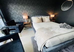 Room - Spacious 2BR City Escape | Heart of Downtown (Toronto)