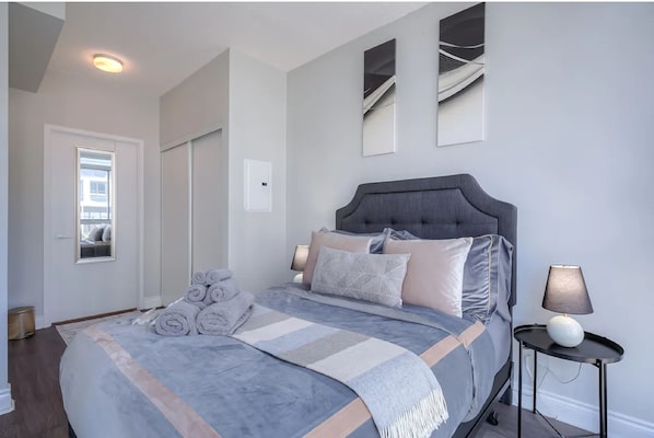 Room - Spacious 2BR City Escape | Heart of Downtown (Toronto)