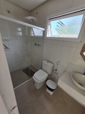 Dusche, Whirlpool, Handtücher, Toilettenpapier