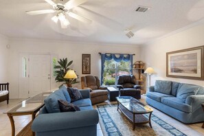 TV, offices - Coastal Casino 80–Beach Access–Sleeps 6 (Seagrove Beach)
