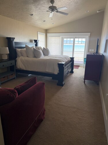 Beach Lake Paradise-Beach Front 4-Bedroom House