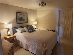 4 Schlafzimmer, Schreibtisch, Bügeleisen/Bügelbrett, Reisekinderbett