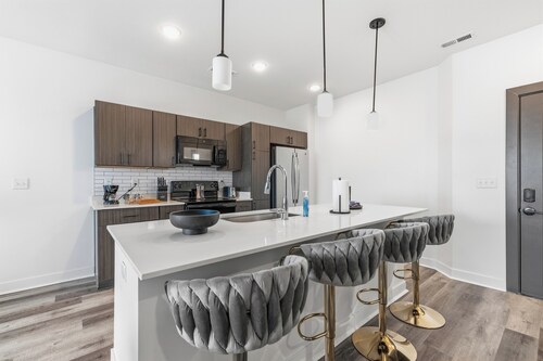 Spacious 2BR Stay Near DT + Fast WiFi + Parking