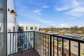 Property grounds - Spacious 2BR Stay Near DT + Fast WiFi + Parking (Indianapolis)