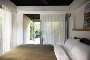 3 bedrooms, free WiFi, bed sheets - My Malua,  Architectural Home by the Sea (Malua Bay)