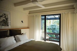 3 bedrooms, free WiFi, bed sheets - My Malua,  Architectural Home by the Sea (Malua Bay)