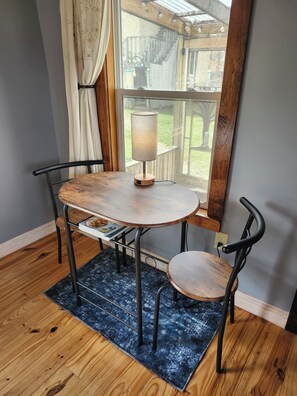 Dining - Tiny House on farm charming Muskego (Muskego)