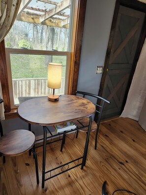 Dining - Tiny House on farm charming Muskego (Muskego)