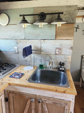 Private kitchen - Tiny House on Century Farmstead (Muskego)