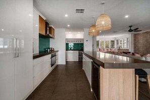 Réfrigérateur, lave-vaisselle, tables à manger, îlots de cuisine