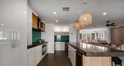 4 Bedroom - Nimolanca Partial Ocean View