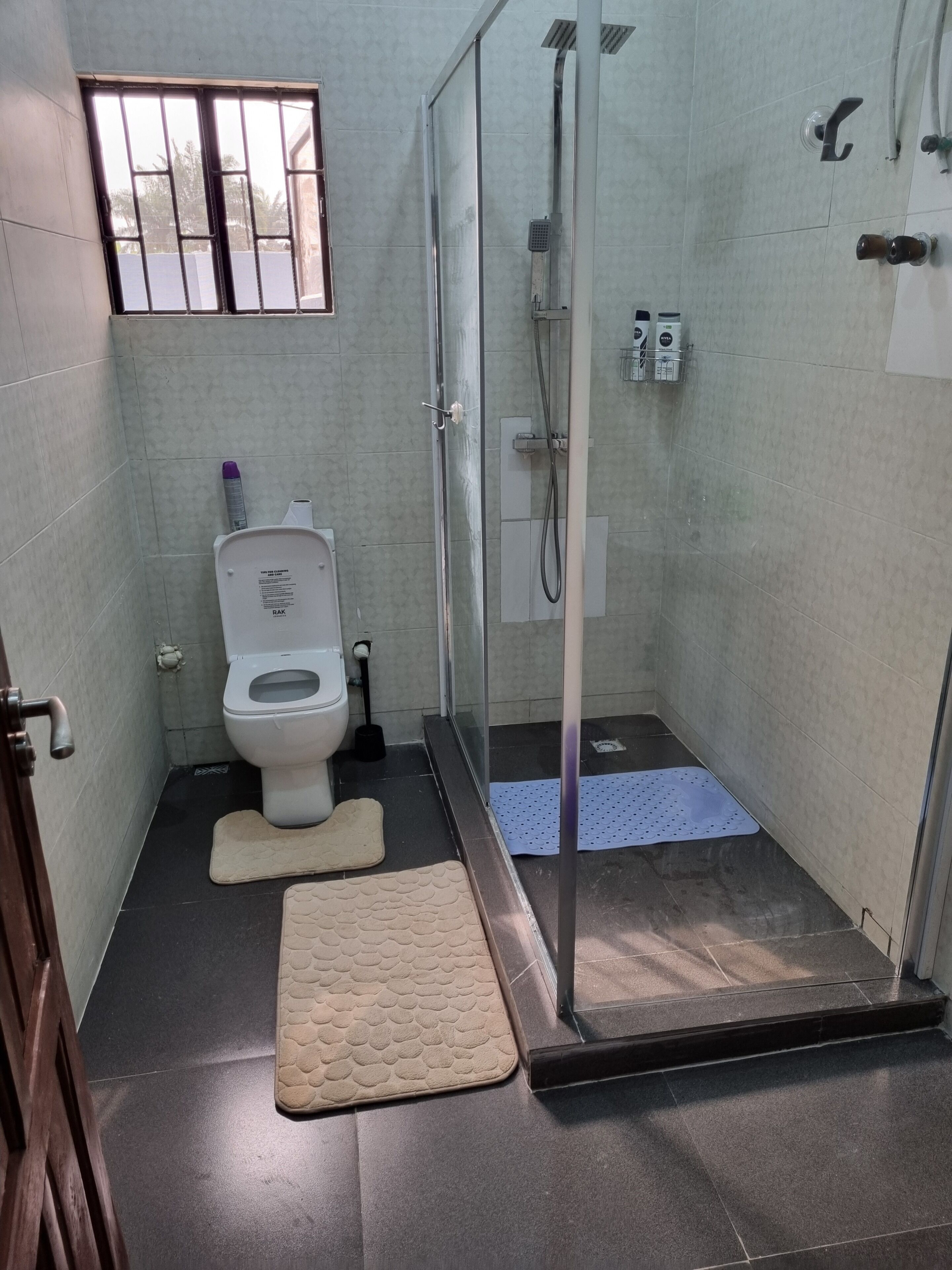 Sèche-cheveux, bidet, serviettes fournies, savon