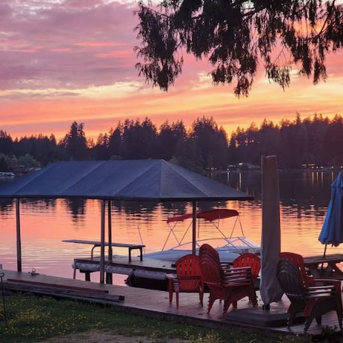 Urban Lakeside Lodge