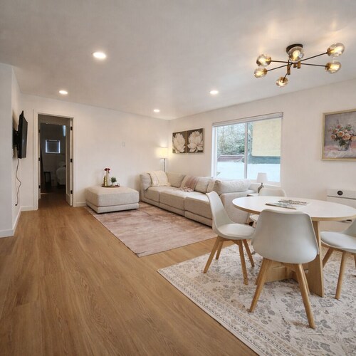 Clean Stylish 3BR w/ Parking • Near Beach & mins to downtown