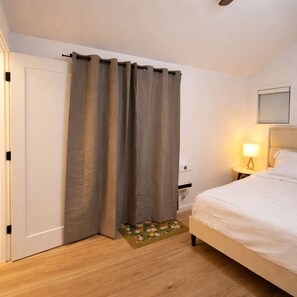 3 bedrooms, iron/ironing board, WiFi, bed sheets - Clean Stylish 3BR w/ Parking • Near Beach & mins to downtown (Seattle)