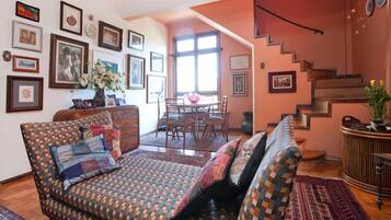 Suite estudio Confort, vista a la montaña | Área de sala de estar