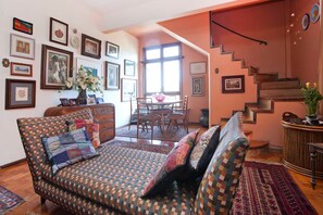 Suite estudio Confort, vista a la montaña | Área de sala de estar