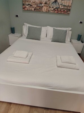 3 bedrooms, iron/ironing board, WiFi, bed sheets - WONDERFUL VILLA BY THE SEA (Anzio)