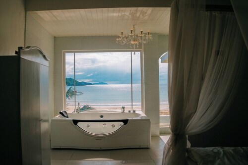 Serene 8-bedroom resort with AC in beautiful El Nido