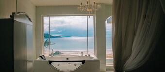 Serene 8-bedroom resort with AC in beautiful El Nido