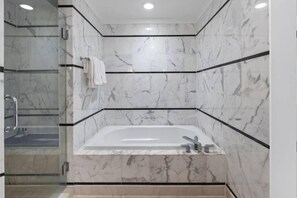 Bathroom - Sorrento 704 (Miami Beach)