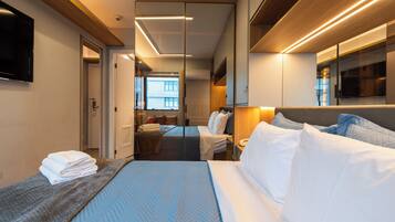 Luxury Studio Suite | In-room safe, blackout drapes, iron/ironing board, WiFi (free)