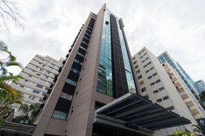 Ein Hochhaus mit mehreren Etagen, großen Fenstern und einem modernen architektonischen Design.