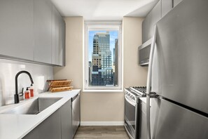 Private kitchen - Spacious 2BR/2BA Apartment in Prime Midtown West (New York)
