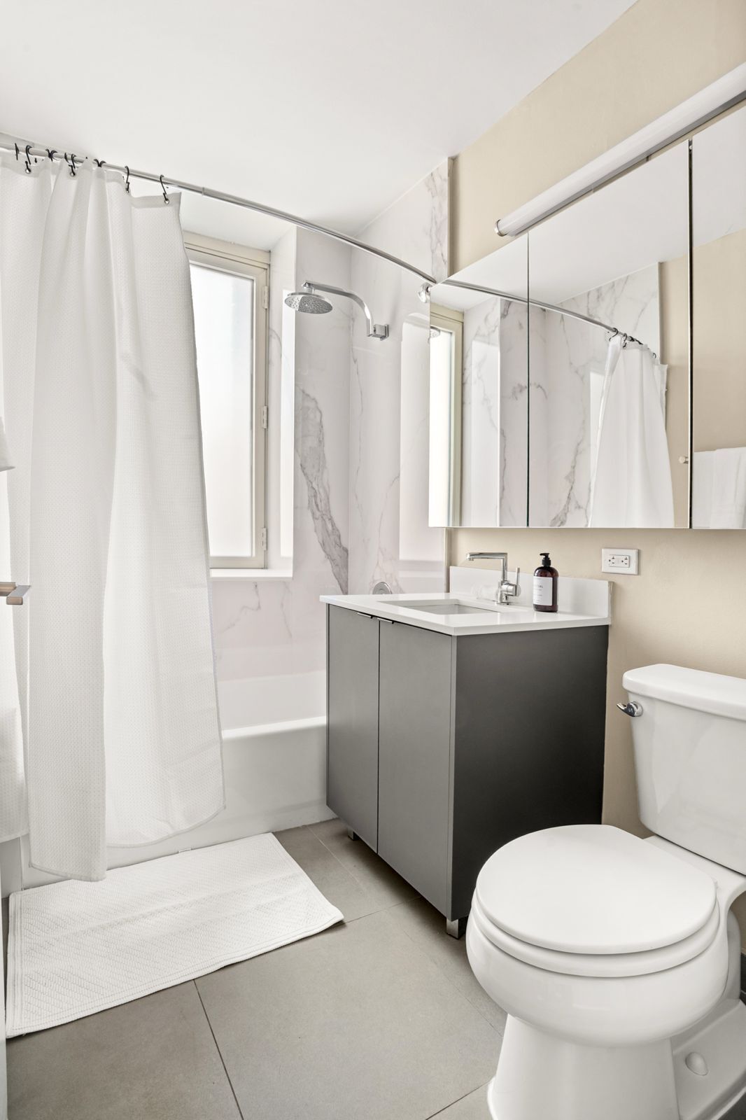 Séchoir à cheveux, serviettes fournies, savon, papier de toilette