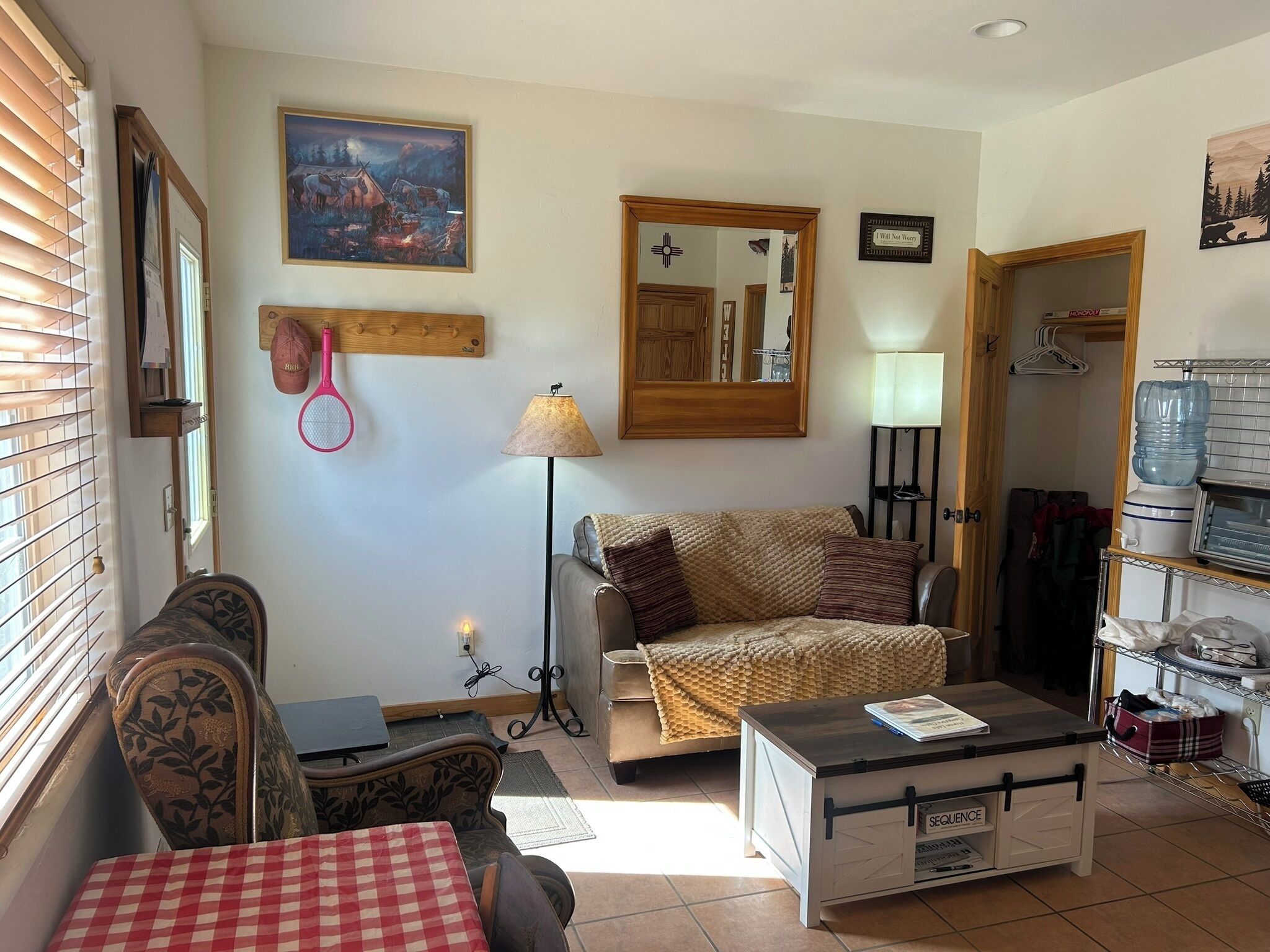Smart-TV, Kamin, DVD-Player, Bücher