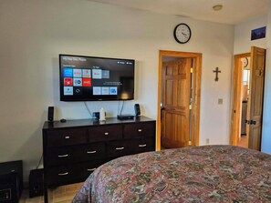 1 bedroom, bed sheets - Rustic, Cozy Cabin Near Heron Lake with 5 Acres of Nature, Fire Pit & Views (Los Ojos)