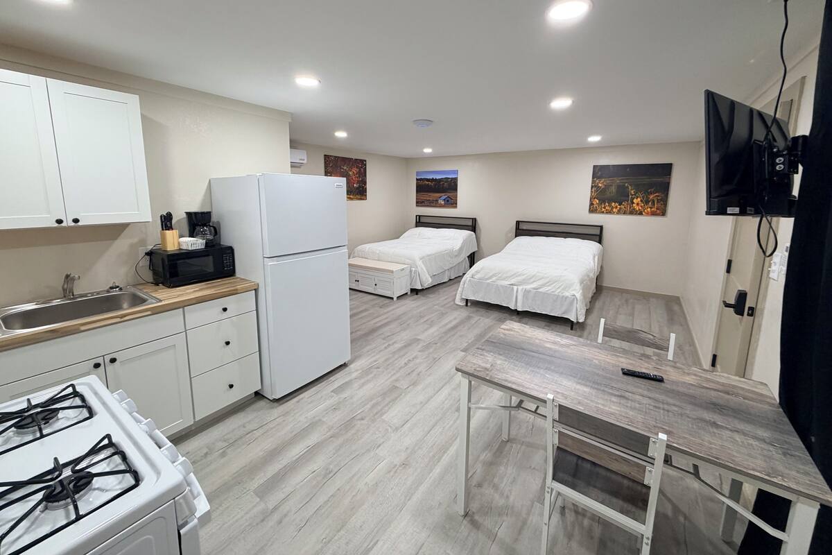 Deluxe Studio Suite, 2 Double Beds | WiFi (free), bed sheets