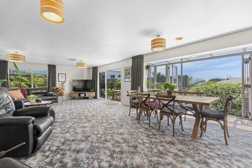 Sunny Fitzroy Beach Retreat
(Large 220 sqm family home)